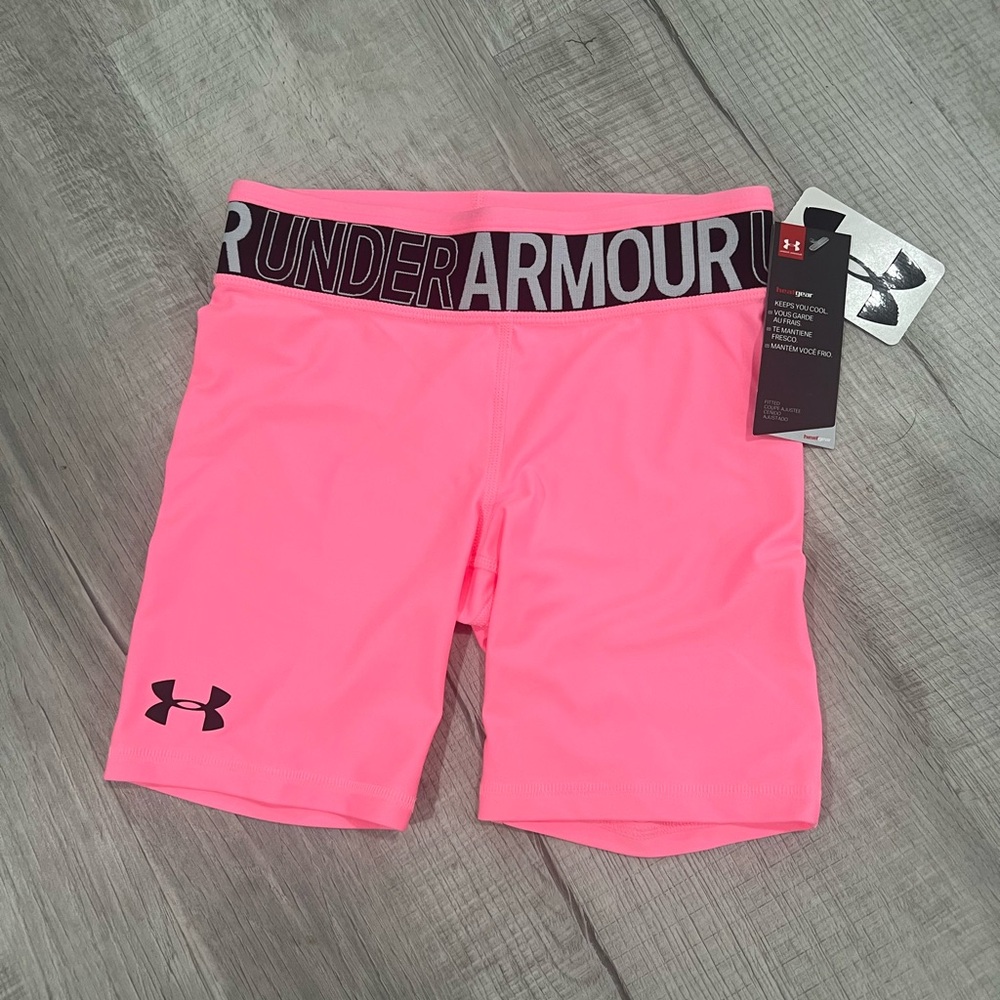 Under Armour, Fitted heatgear, pink, new with tags, size youth medium.